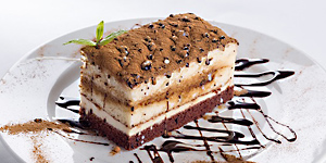 Geschichtetes Tiramisu mit Kakao und Schokoladensauce