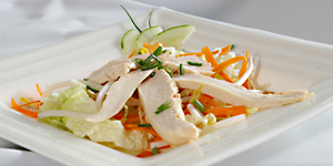 Vorspeisensalat mit Geflügelstreifen, Karotte und Gurke