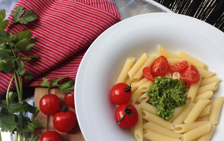 Penne mit grünem Pesto und frischen Kirschtomaten