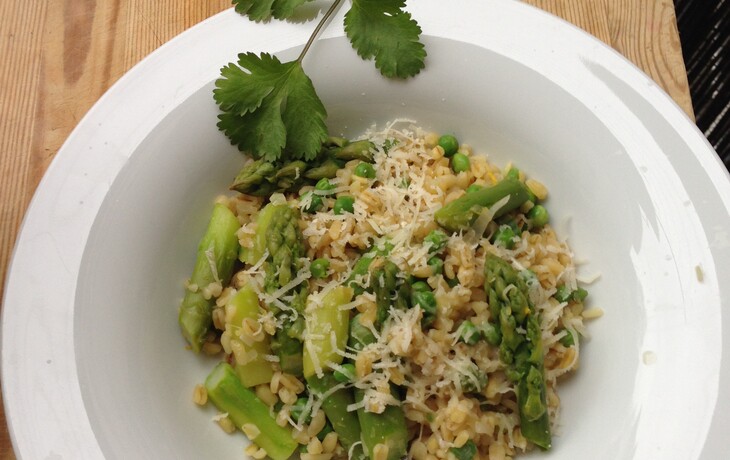 Risotto mit grünem Spargel, Erbsen, Parmesan und Kräutern